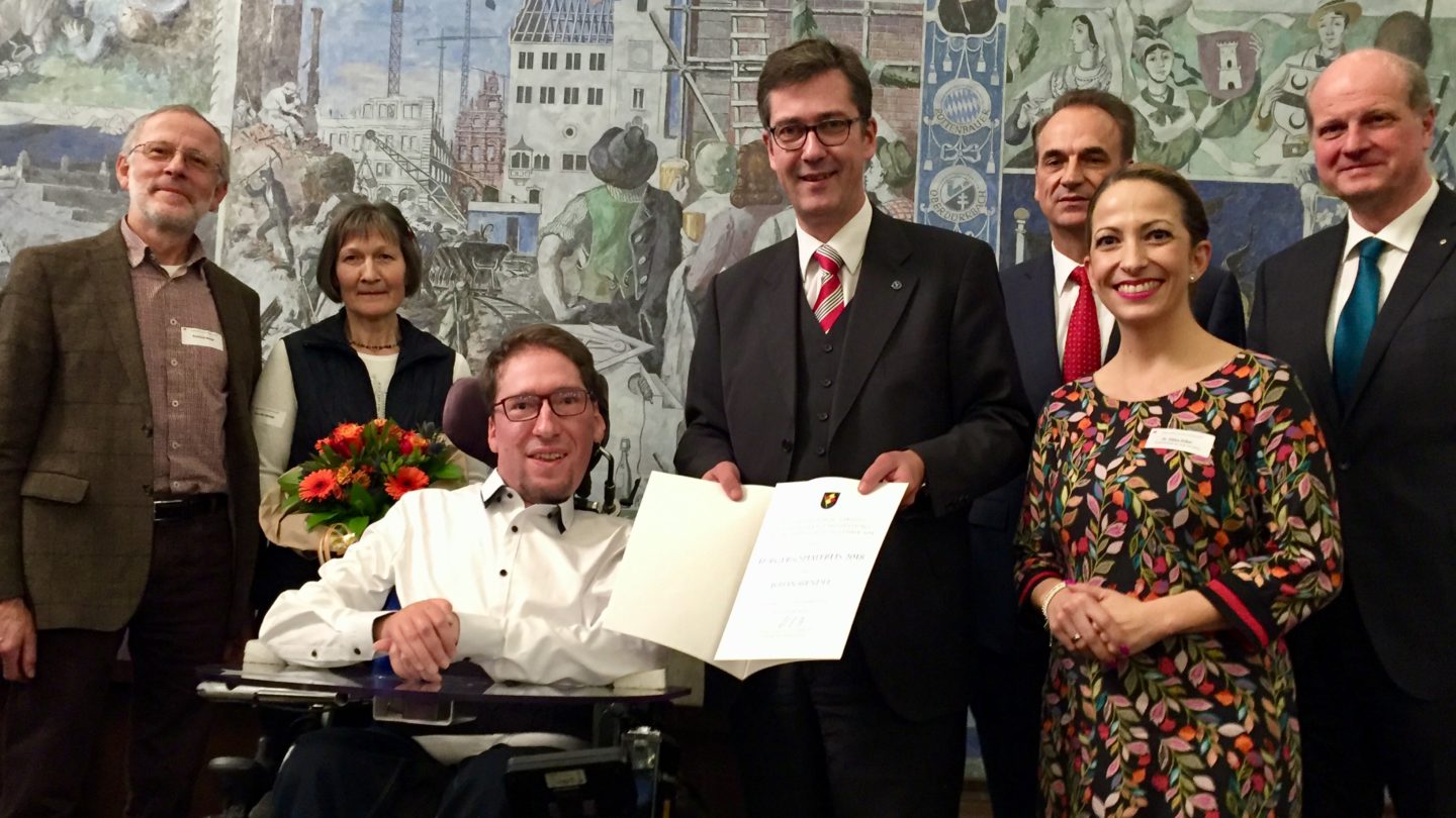 Oberbürgermeister Christian Schuchhardt überreicht Bürgersozialpreis, links Julian Wendels Eltern, rechts Sozialreferentin Hülya Düber und Vertreter des Lion Clubs Würzburg.